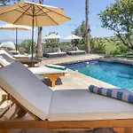 Gorgeous villa w/pool, spa, b-ball court&view!